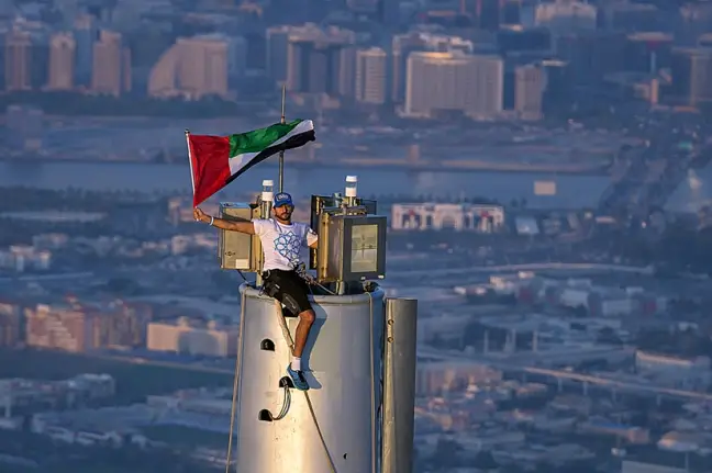 HH-Sheikh-Hamdan-raises-UAE-national-flag-atop-Burj-Khalifa