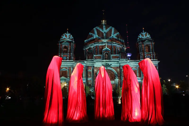 festival-of-lights-berlin-public-light-art-show-projects-contemporary-arts-time-guardians-timekeepers-waechter-manfred-kielnhofer-0130