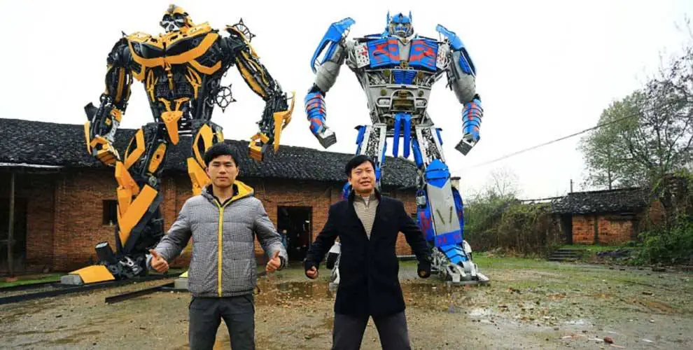 In-China-farmers-build-Transformers-replicas-out-of-junk-then-sell-them-for-160000-990x500