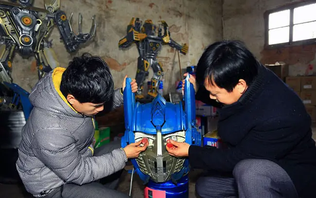 In-China-farmers-build-Transformers-replicas-out-of-junk-then-sell-them-for-1600001-650x407