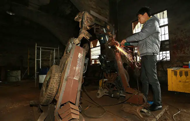 In-China-farmers-build-Transformers-replicas-out-of-junk-then-sell-them-for-1600005-650x414