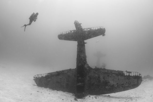 Here’s-what-World-War-II-planes-now-look-like-in-their-underwater-graves9-650x433