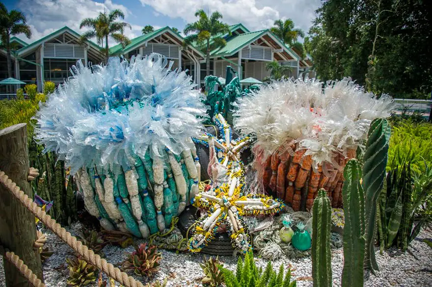 13-Sculptures-Made-of-Beach-Waste-That-Will-Make-You-Reconsider-Your-Plastic-Use6__880