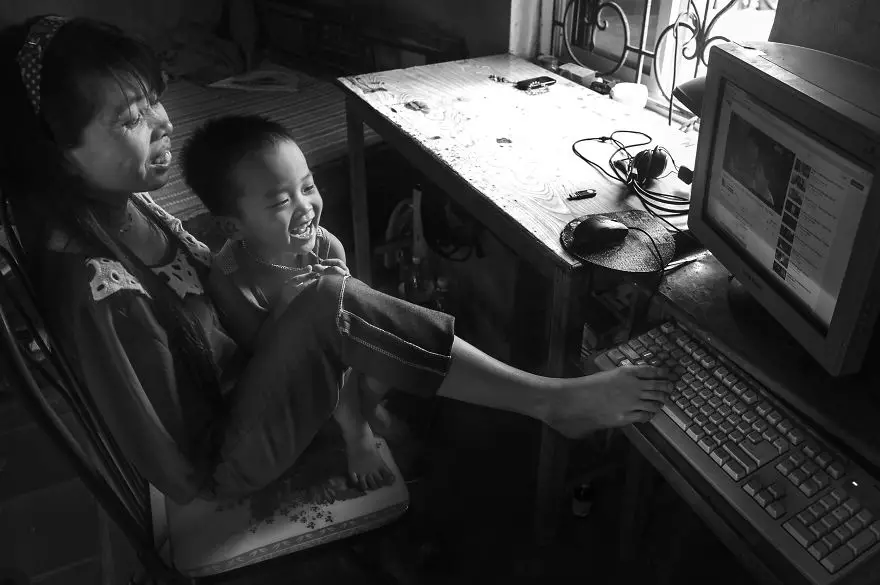 after-the-war-vietnamese-girl-born-without-arms-lives-normal-life-and-takes-care-of-her-nephew-4__880