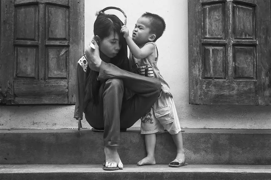 after-the-war-vietnamese-girl-born-without-arms-lives-normal-life-and-takes-care-of-her-nephew-6__880
