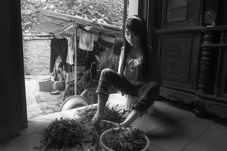 after-the-war-vietnamese-girl-born-without-arms-lives-normal-life-and-takes-care-of-her-nephew-7__880