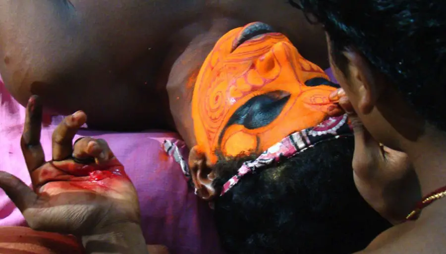theyyam-india-preparing-makeup