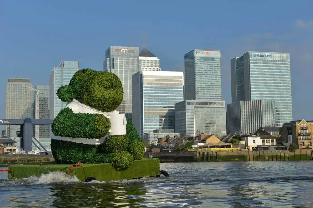 PG-TIPS-GREEN-TEA-ENERGISES-LONDON-WITH-A-GIANT-FLOATING-GREEN-MONKEY-1