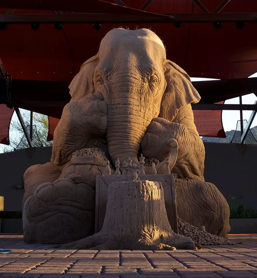 elephant-mouse-playing-chess-sand-sculpture-ray-villafane-sue-beatrice-10