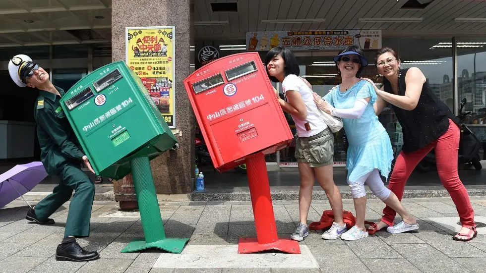 taipei-crooked-mailboxes-42